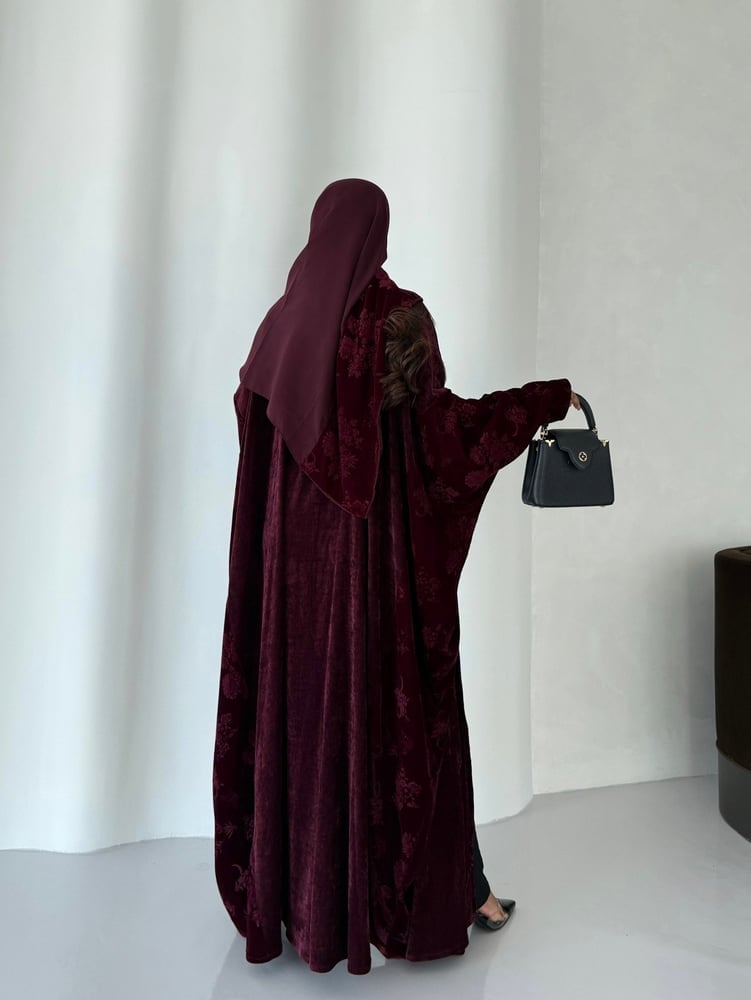 عباية مخمل بقصة بشت مناسبه للشتاء