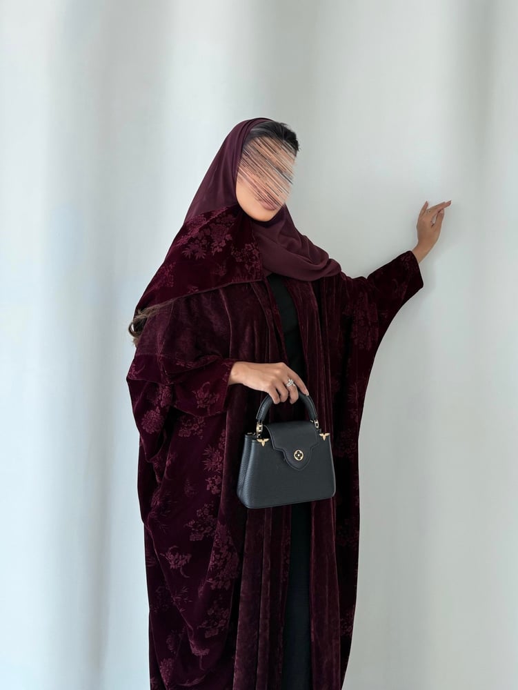 عباية مخمل بقصة بشت مناسبه للشتاء