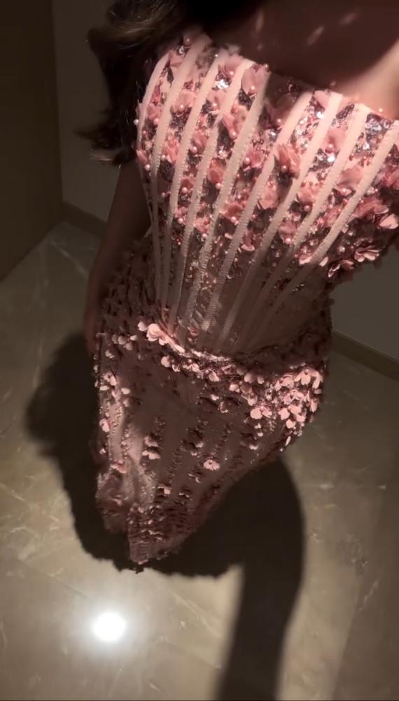 فستان لحمي مورد