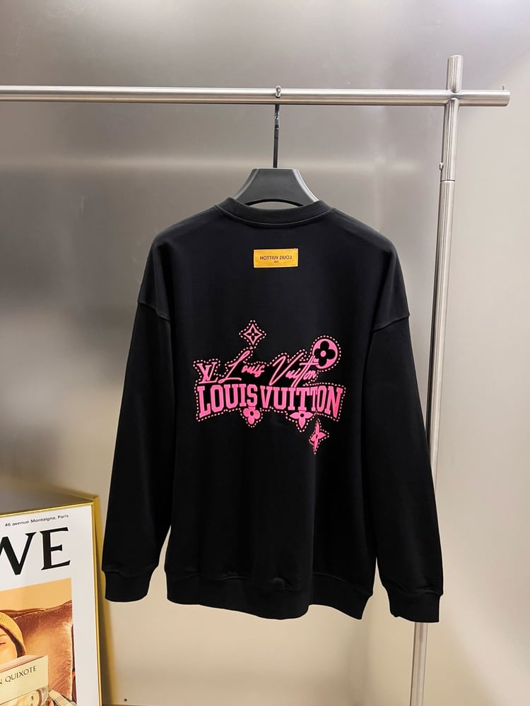 تشيرت ماركة لويس فيتون (Louis Vuitton).