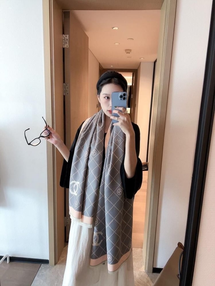 سكارف وشال شانيل Chanel
