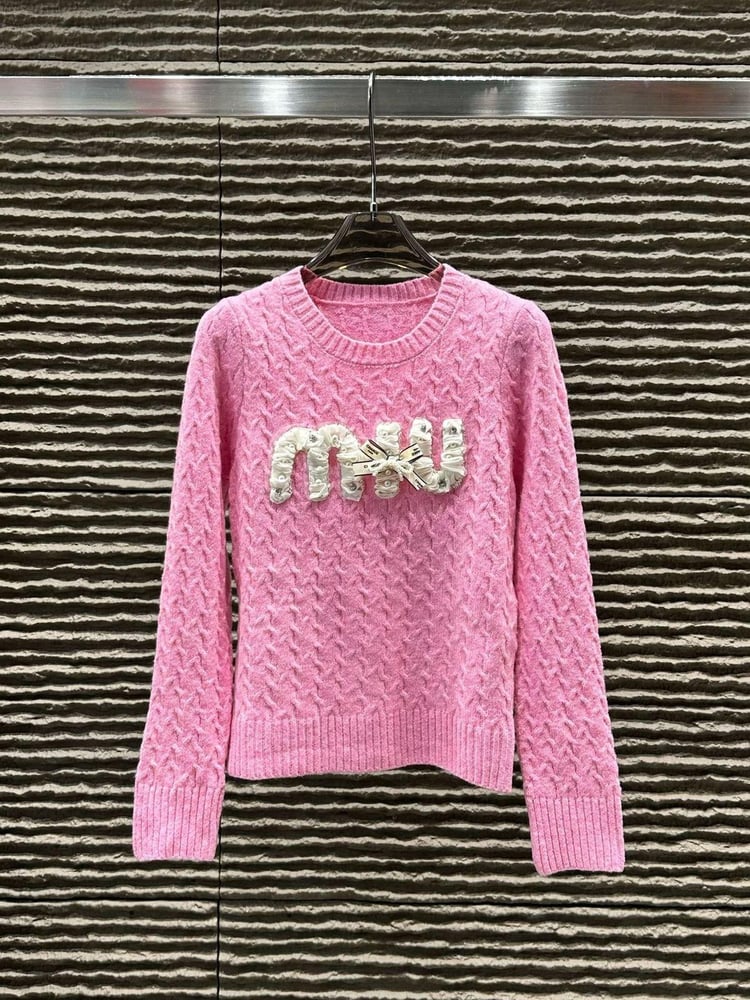 تشيرت ميو ميو (Miu Miu).