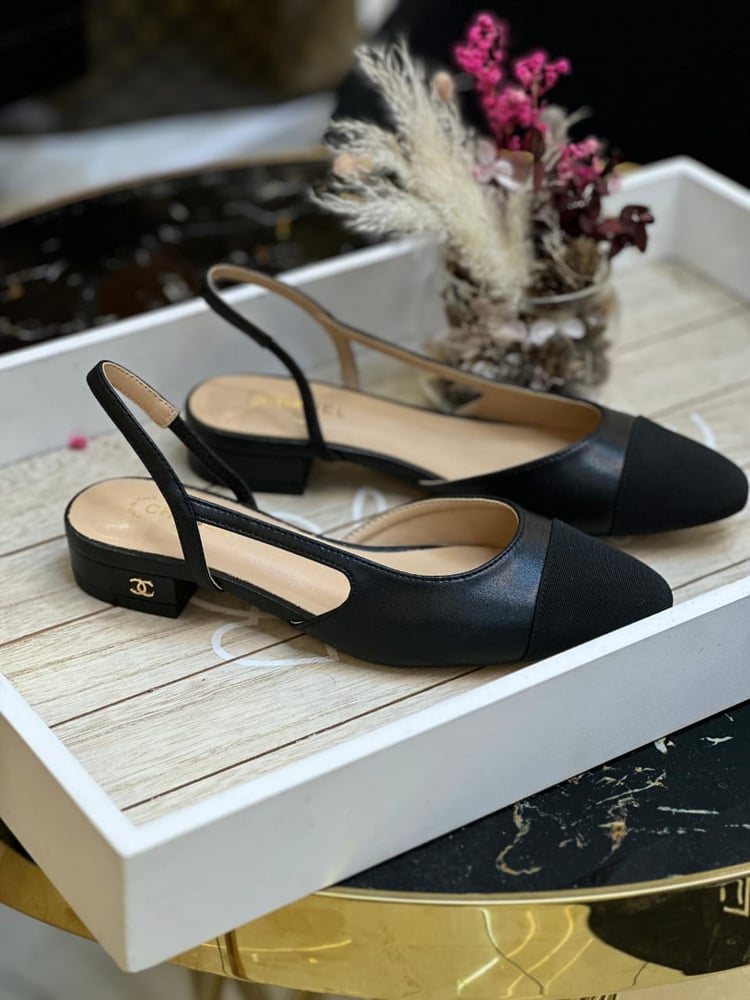 Chanel flats, high quality, with a back strap
