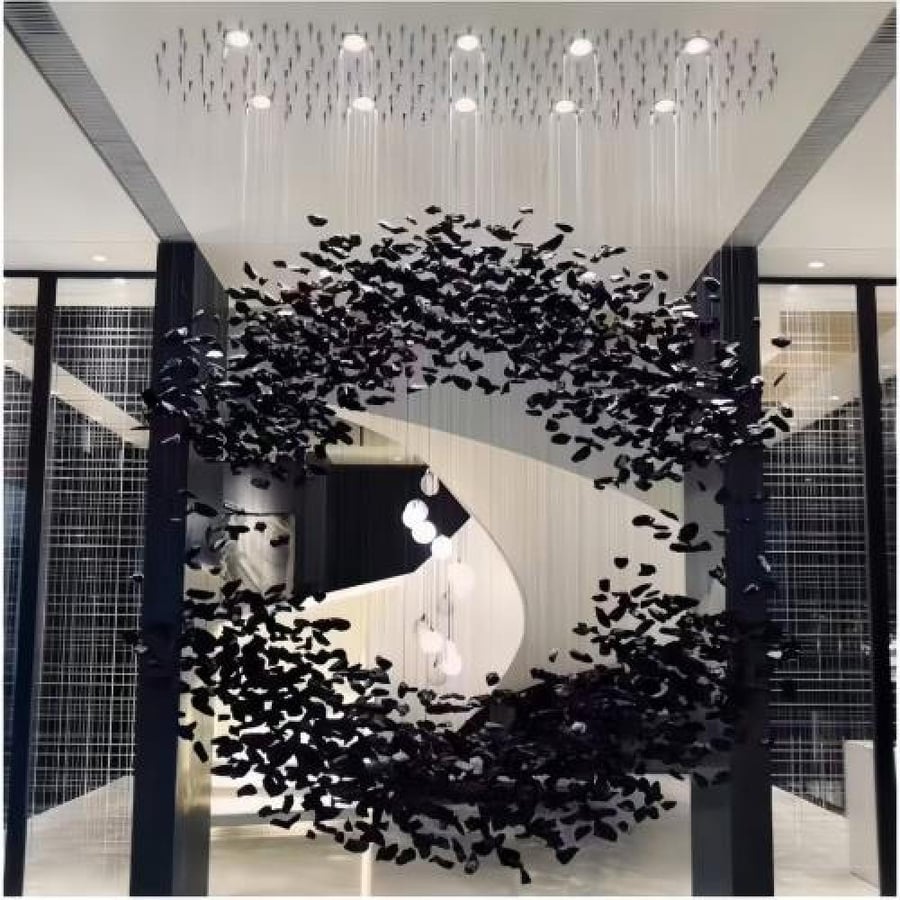 ثريا دائري بتصميم مميز لون اسود طول متر ونص وعرض 40 سم نزول من متر ين وتتقصر وتطول حسب الطلب