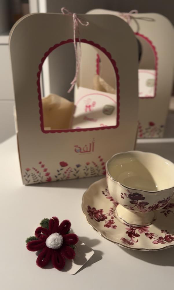 هدية كوب مميز مع ميدالية زهرة الربيع