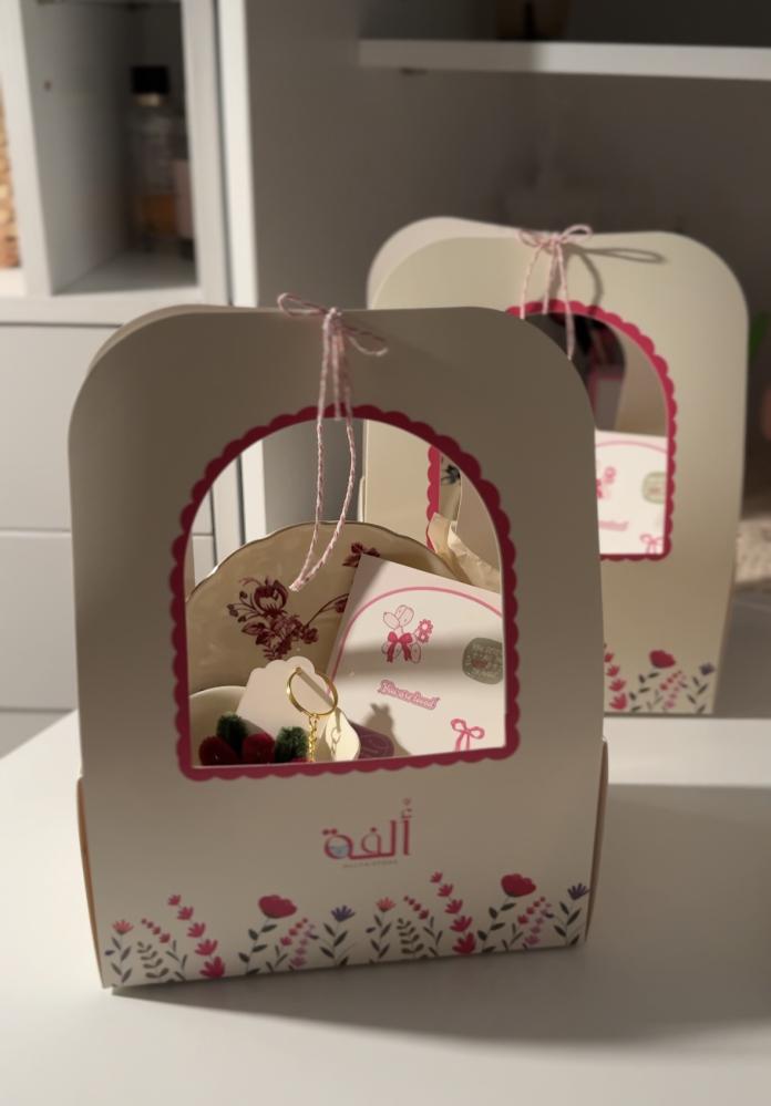 هدية كوب مميز مع ميدالية زهرة الربيع