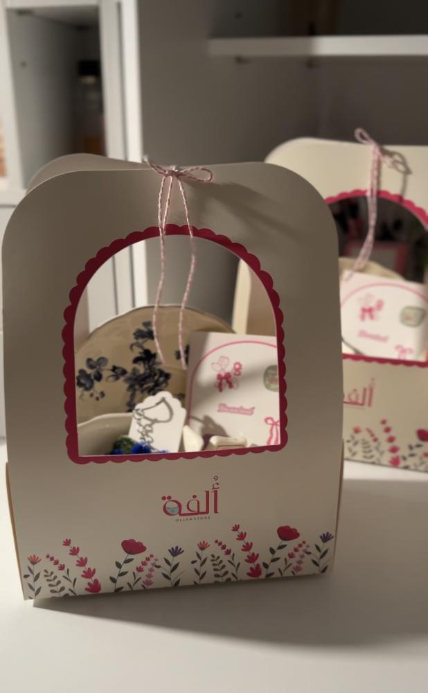 هدية كوب مميز مع ميدالية زهرة الربيع