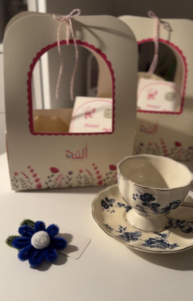 هدية كوب مميز مع ميدالية زهرة الربيع