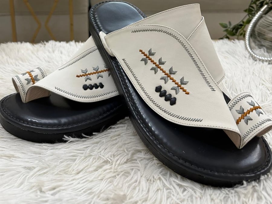 حذاء شرقي مطرز