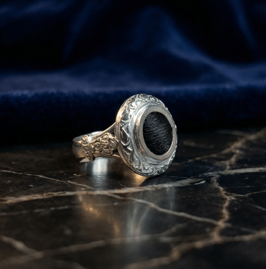 Luxury men's silver ring with a piece of the Kiswa and an authenticated certificate