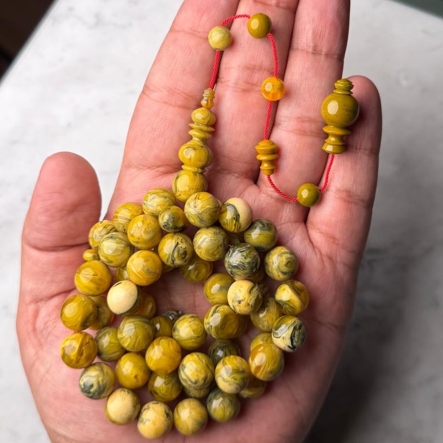 A prayer bead with a carved inlay, Jerusalem craftsmanship