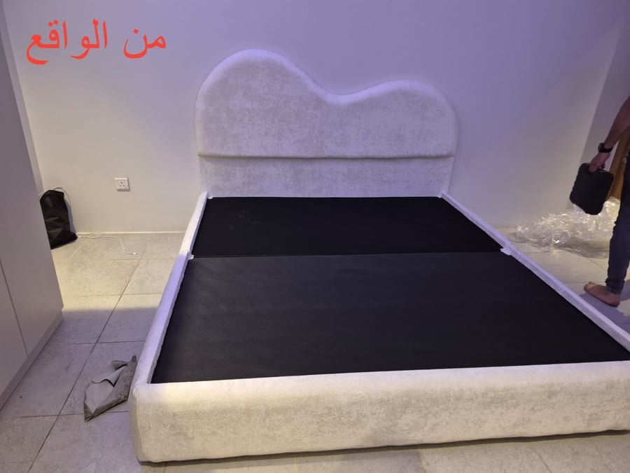 سرير مودرن بتصميم  الموجة الانسيابي ورأسية مبطنة فريدة خشب تايلندى