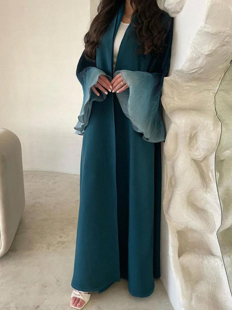 عباية طويلة للخريف بتصميم أنيق وأكمام واسعة وتفاصيل خياطة مائلة
