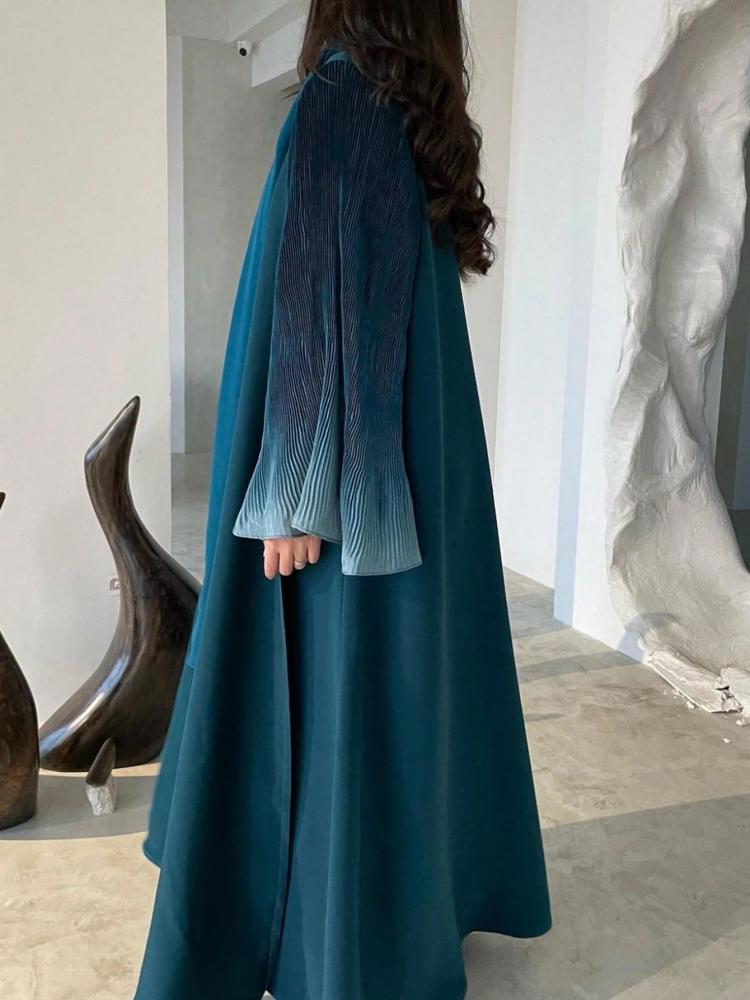 عباية طويلة للخريف بتصميم أنيق وأكمام واسعة وتفاصيل خياطة مائلة