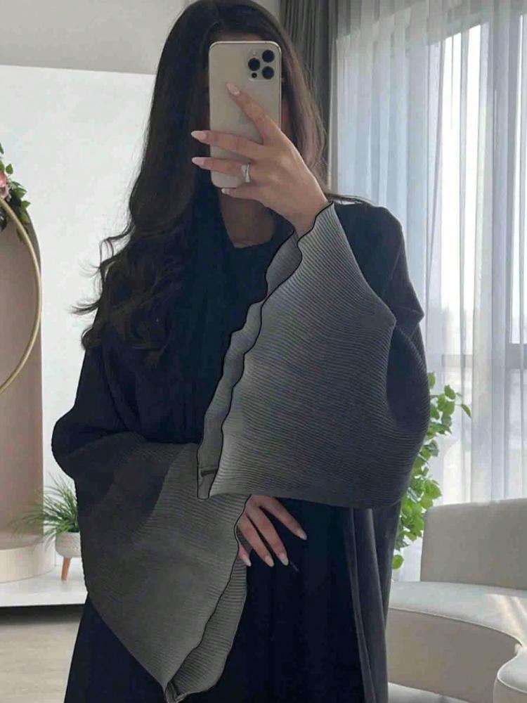 عباية طويلة للخريف بتصميم أنيق وأكمام واسعة وتفاصيل خياطة مائلة