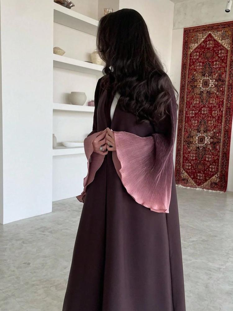 عباية طويلة للخريف بتصميم أنيق وأكمام واسعة وتفاصيل خياطة مائلة