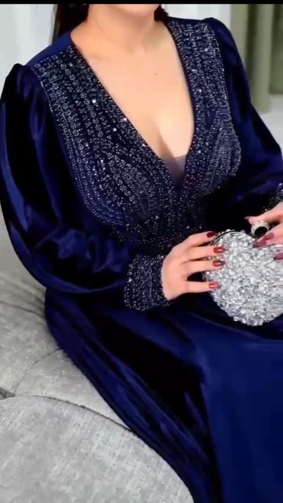 فستان سهرة مخمل بتطريز يدوي دقيق