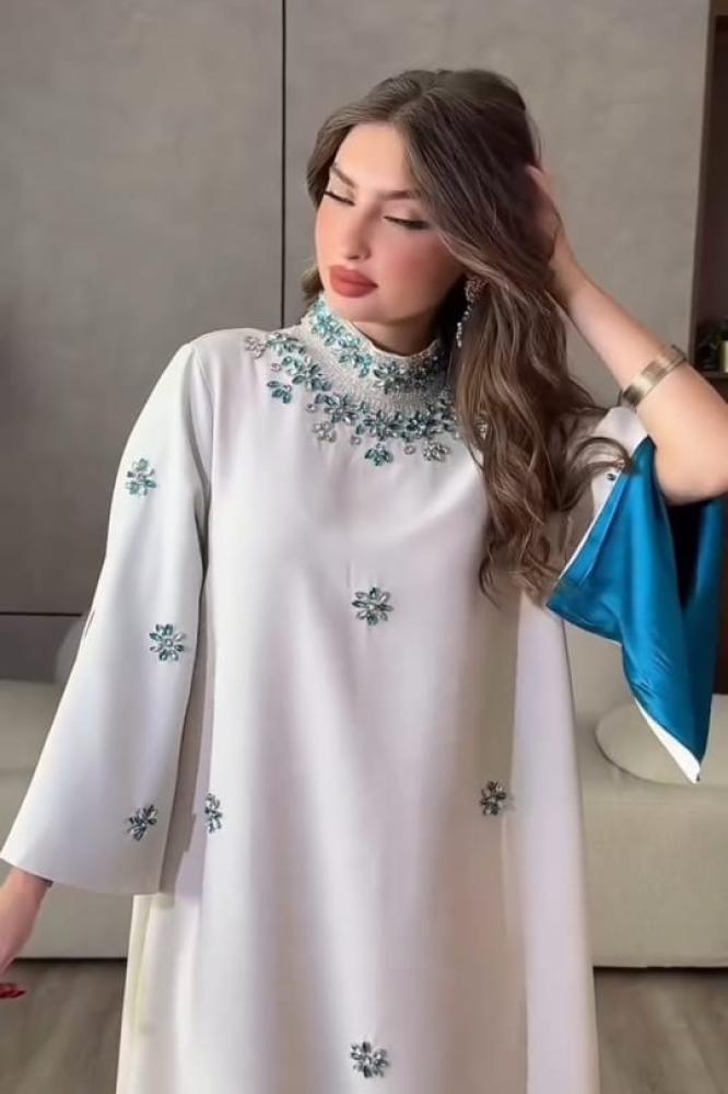 جلابية مطرزة بالكرستال اكمام مفتوحة بالوان جذابة