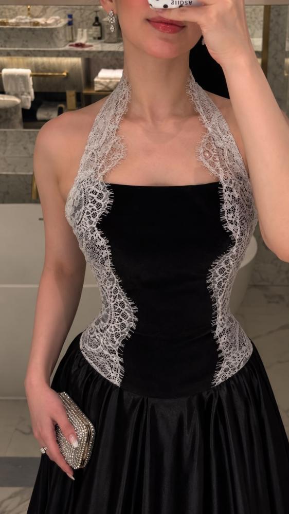 فستان سهرة مخمل استرتش على دانتيل فرنسي جيبون كلوش