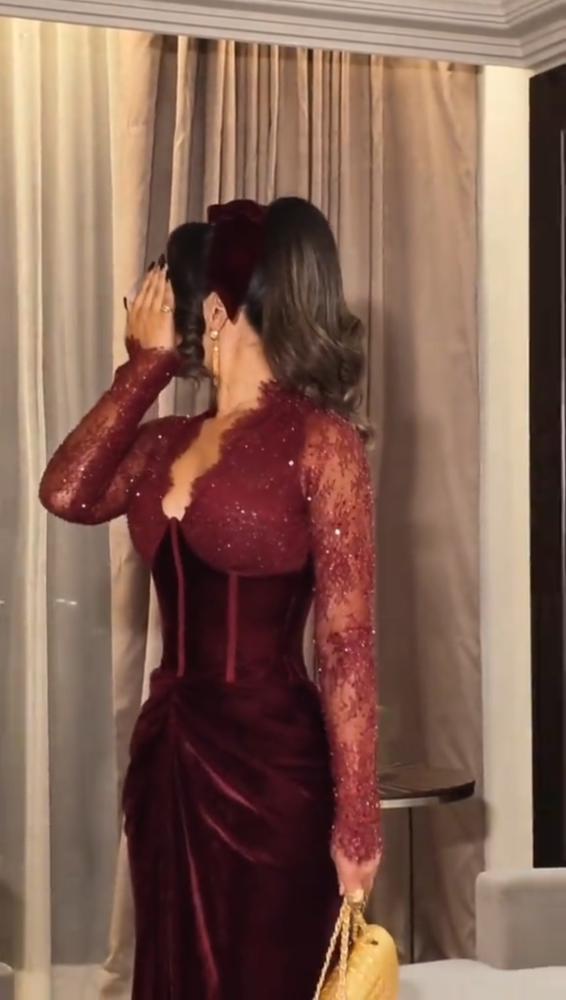 فستان سهرة عنابي مخمل كوري على دانتيل خرز راقي