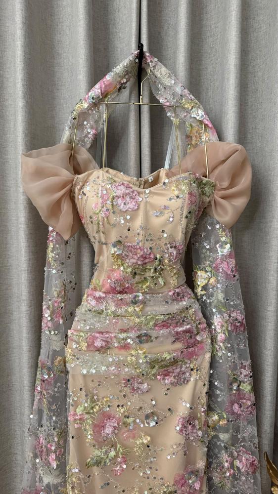 فستان سهرة كلفه شك موردة بكتف جازارا