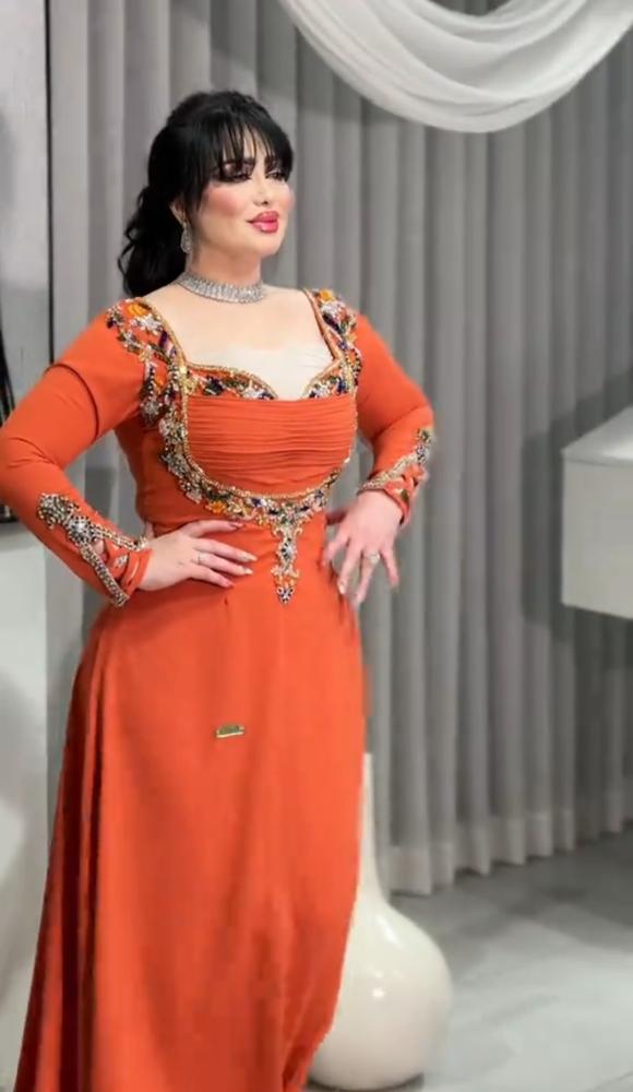 فستان سهرة اورانج باربي مرصع بتطريزات يدويه فاخرة