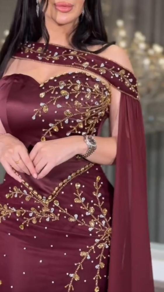 فستان سهرة عنابي داكن بتطريزات يدويه كرستال فاخر