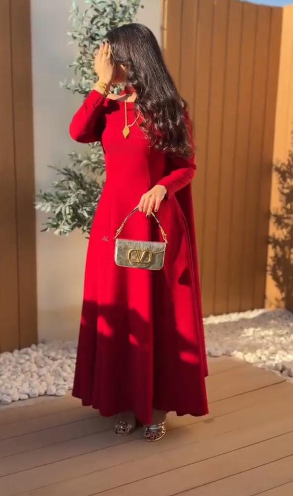 فستان احمر ناعم