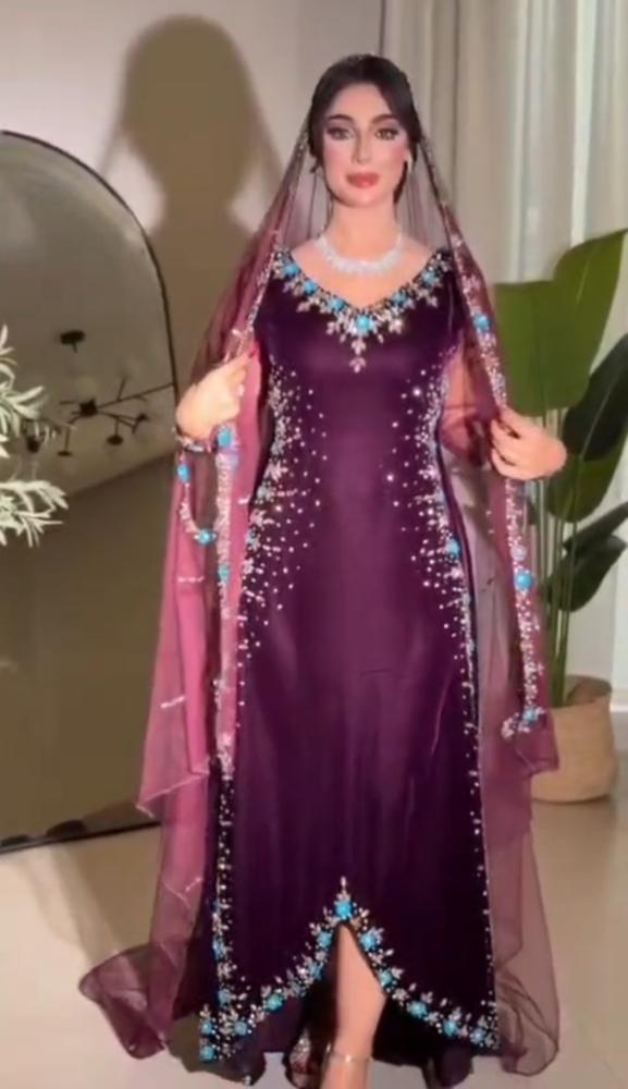 جلابيه برغندي مخمل مع طرحة تل مرصعة بتطريزات يدويه دقيقة