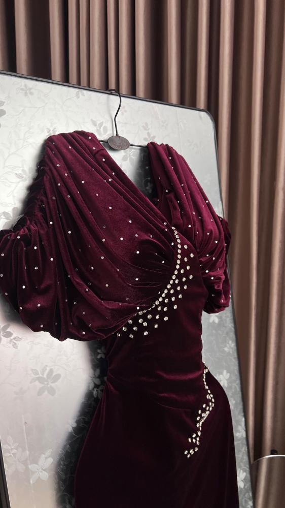 فستان سهرة برغندي مخمل بتطريز يدوي كرستال