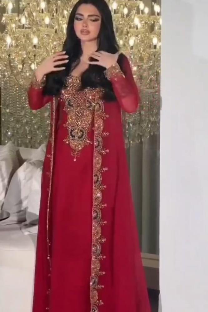 جلابية سهرة فخمة مرصعه بالكرستال والخرز الاصلي بخامه الباربي مع البشت شيفون