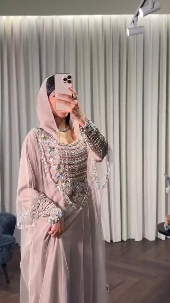 جلابيه وردي باربي مع تول بتطريز كرستال وخرز