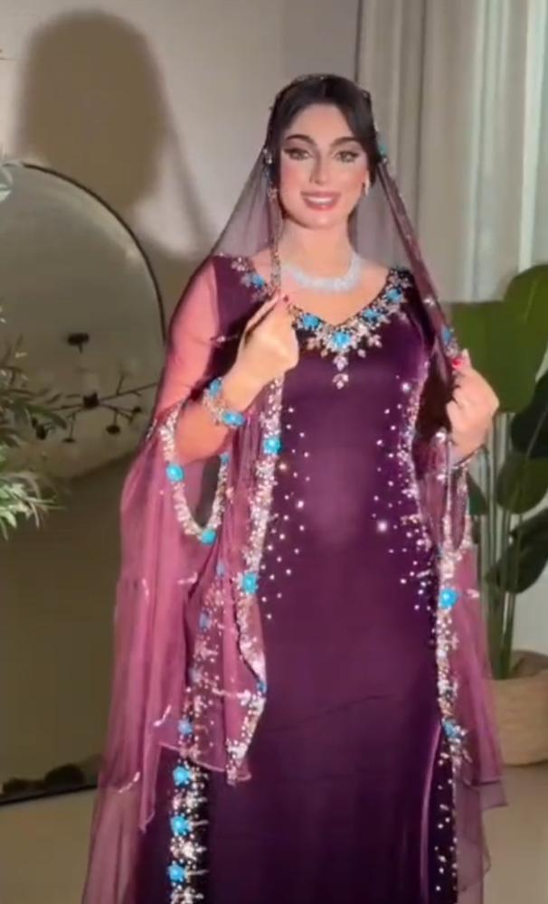 جلابيه برغندي مخمل مع طرحة تل مرصعة بتطريزات يدويه دقيقة