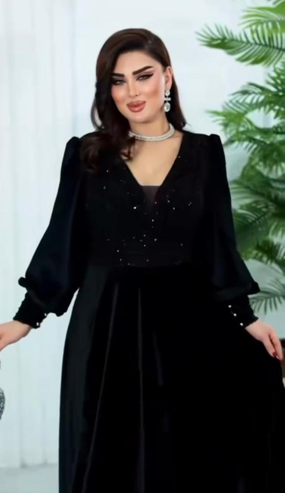 فستان سهرة مخمل بتطريز يدوي دقيق