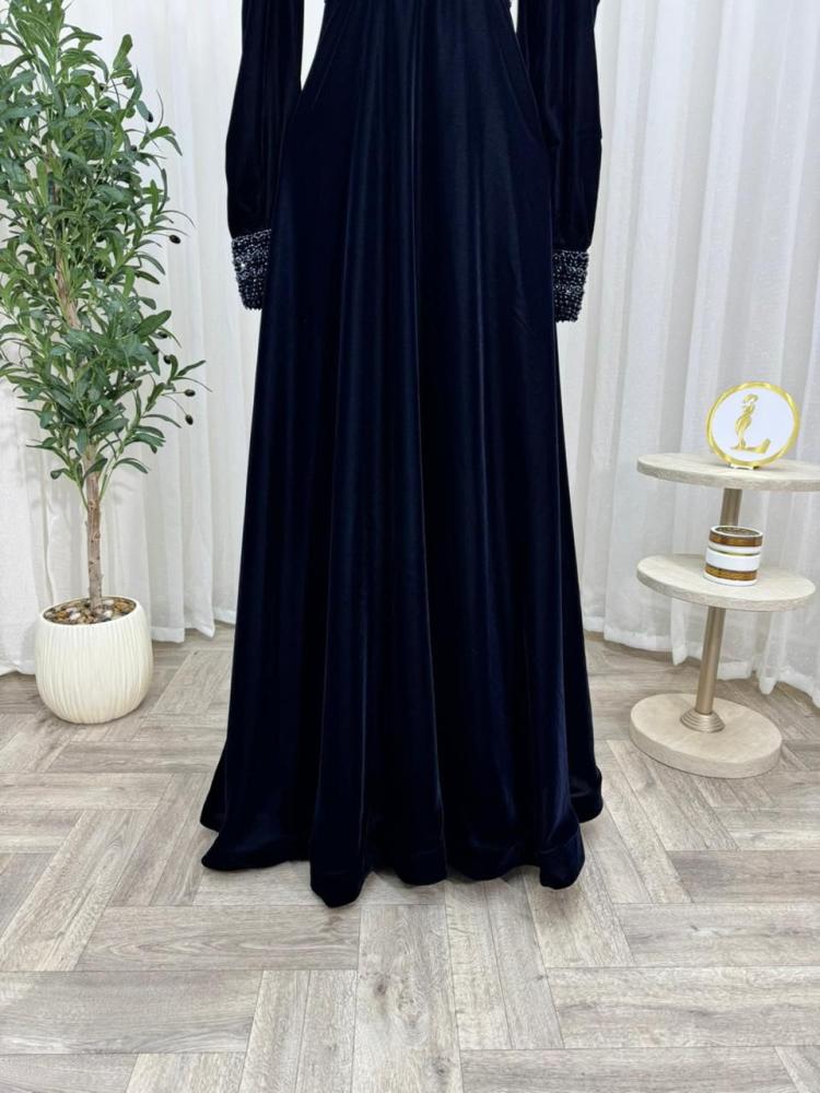 فستان سهرة مخمل بتطريز يدوي دقيق