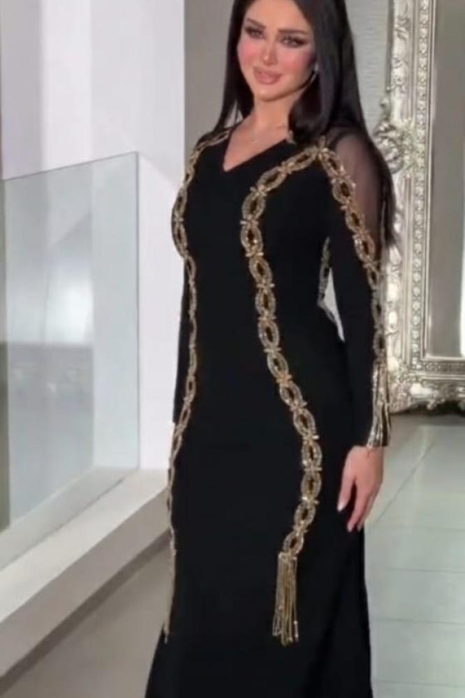 فستان سهرة اسود كريب استرتش بتطريزات على شكل سلاسل ذهبيه أنيقه