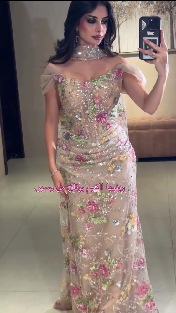 فستان سهرة كلفه شك موردة بكتف جازارا