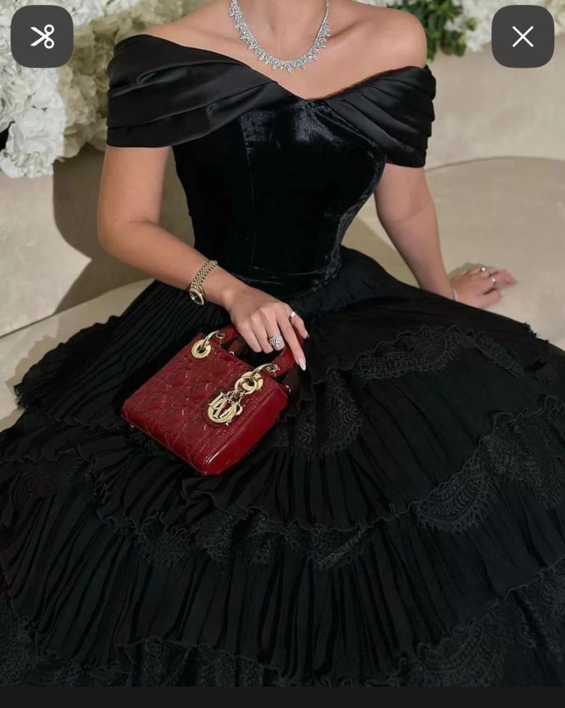 فستان اسود كسرات بليسا مع دانتيل