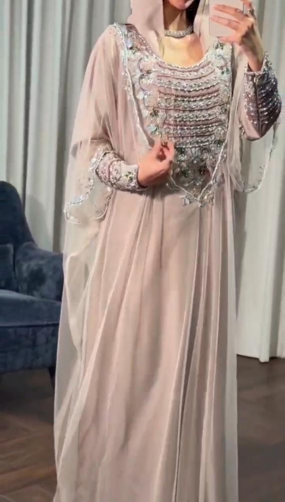 جلابيه وردي باربي مع تول بتطريز كرستال وخرز