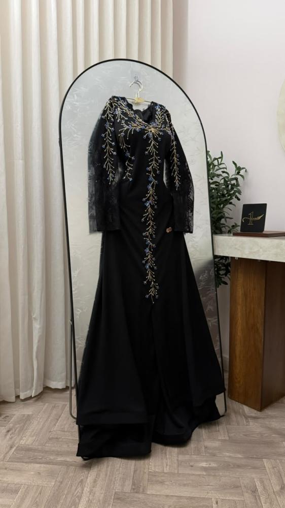 فستان سهرة اسود كريب استرتش بتطريز يدوي واكمام دانتيل