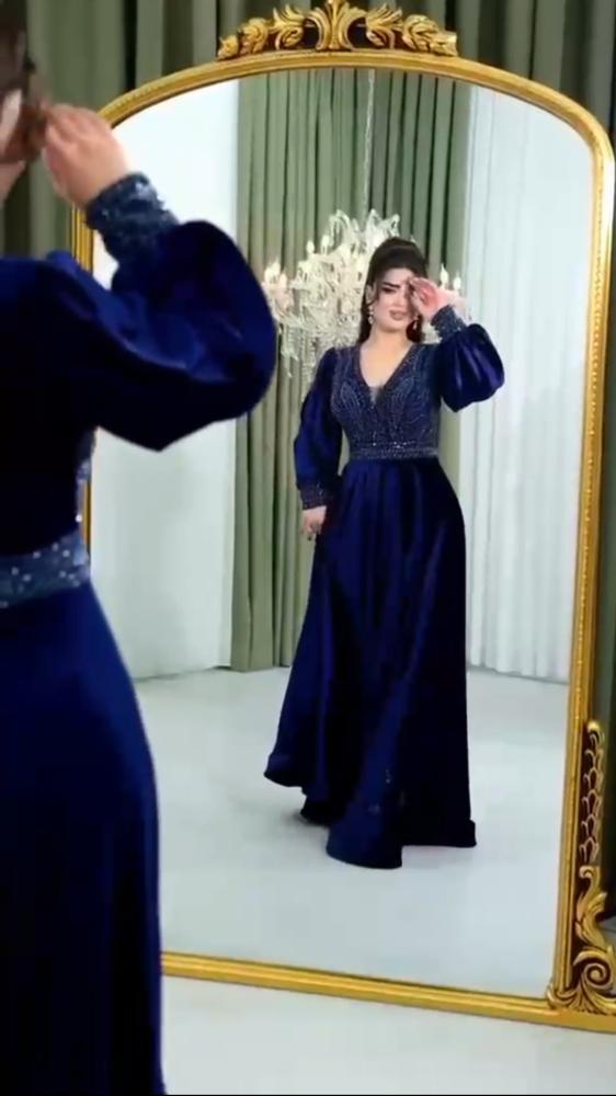 فستان سهرة مخمل بتطريز يدوي دقيق