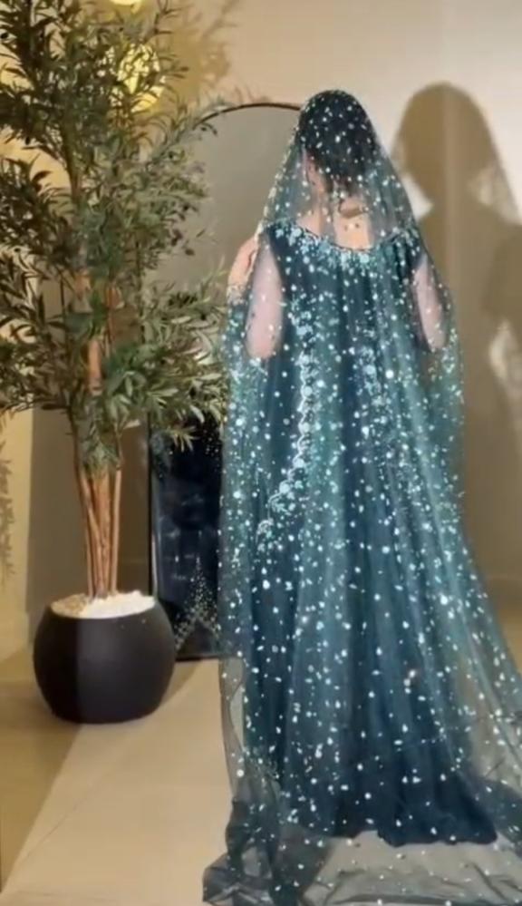 جلابيه مخمل مع طرحة تل مرصعه بتطريزات دقيقه بلون تركوازي