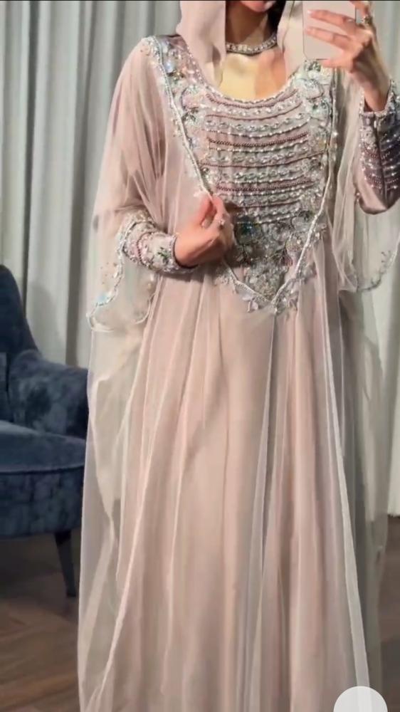 جلابيه وردي باربي مع تول بتطريز كرستال وخرز