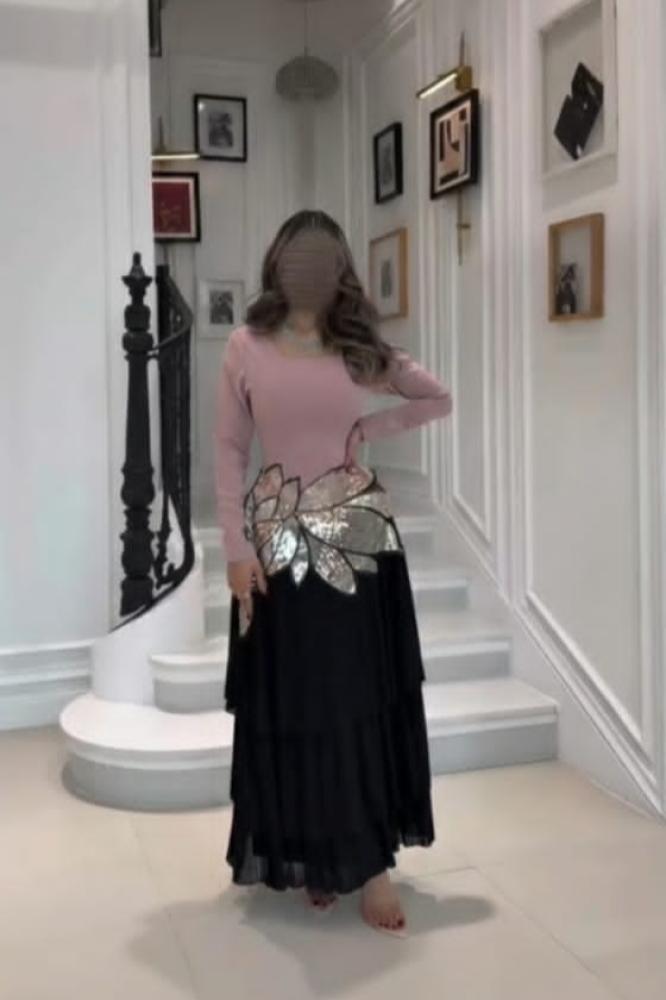 فستان سهرة أنيق بكلفة وكسرات بيليسيه