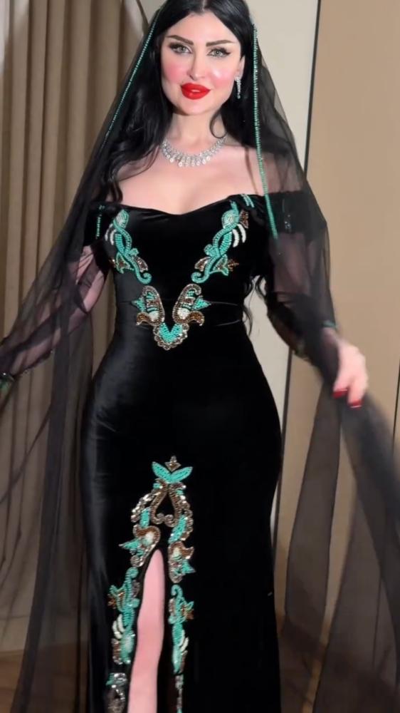 فستان سهرة مخمل كوري بتطريزات يدويه دقيقه وطرحة تل
