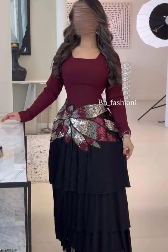 فستان سهرة أنيق بكلفة وكسرات بيليسيه