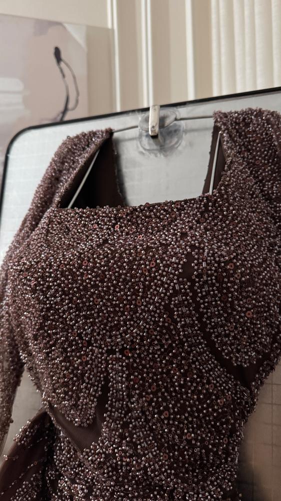 فستان بني شك سهرة سلاسل بذيل جنب جازار