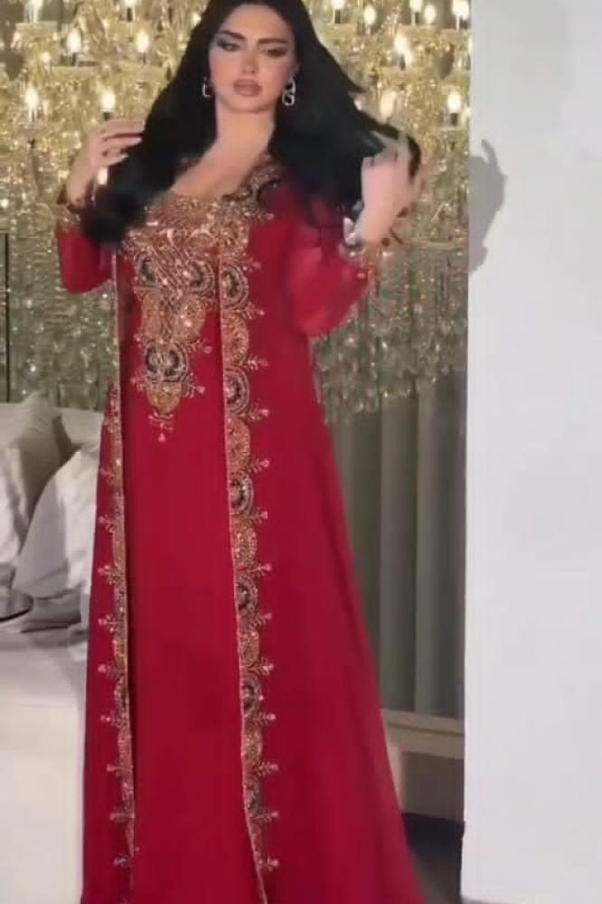 جلابية سهرة فخمة مرصعه بالكرستال والخرز الاصلي بخامه الباربي مع البشت شيفون