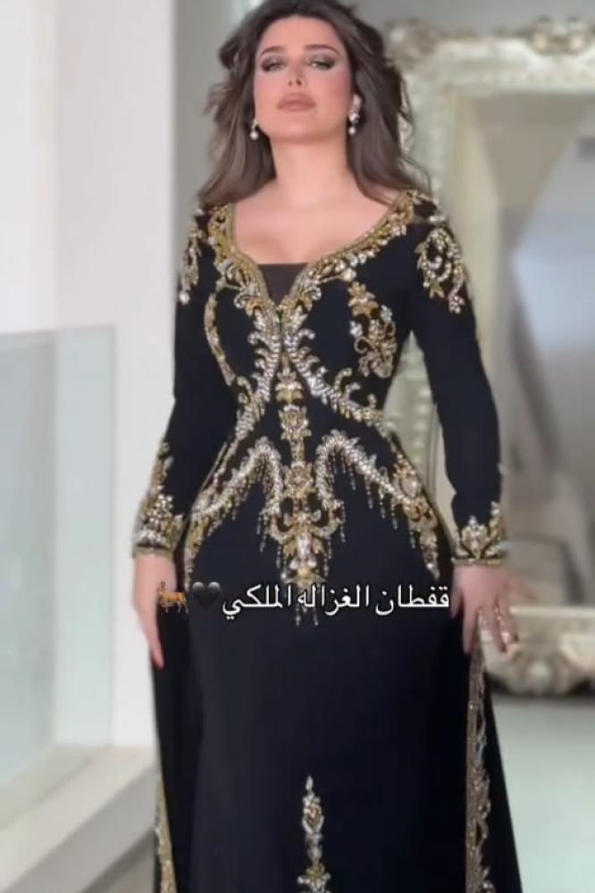 قفطان مغربي اسود بتطريز ذهبي فاخر وتصميم ملكي بقصة راقيه
