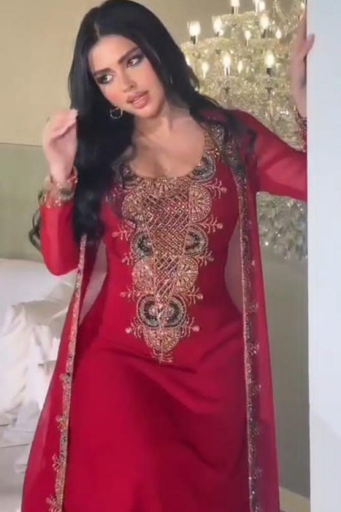 جلابية سهرة فخمة مرصعه بالكرستال والخرز الاصلي بخامه الباربي مع البشت شيفون